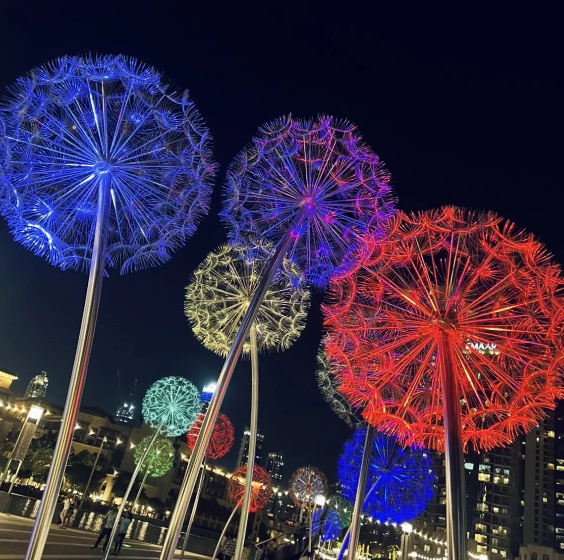 Dandelion Light Sculpture - 14 świetlistych dmuchawców u stóp Burj Khalifa