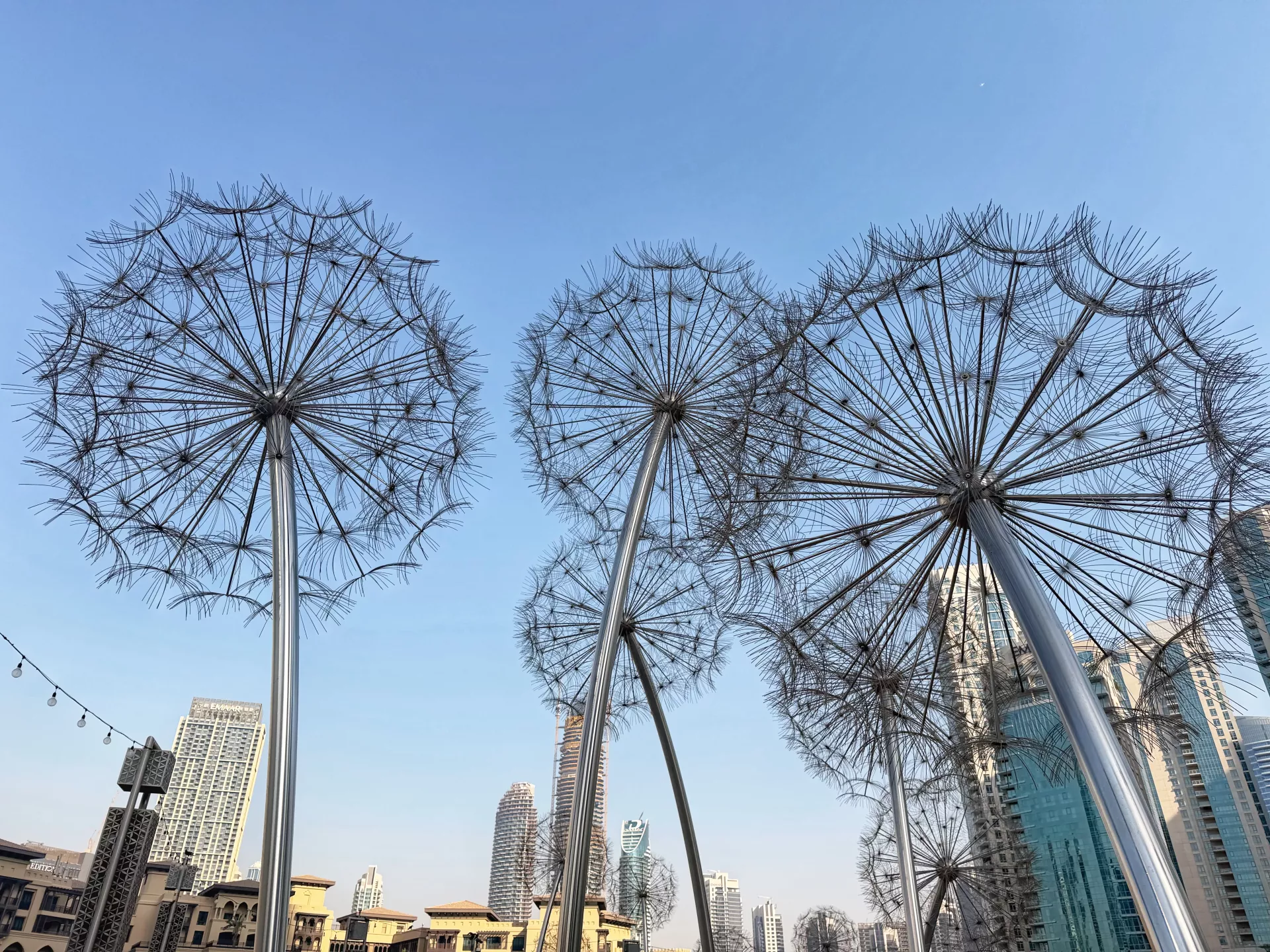 Dandelion Light Sculpture - 14 świetlistych dmuchawców u stóp Burj Khalifa