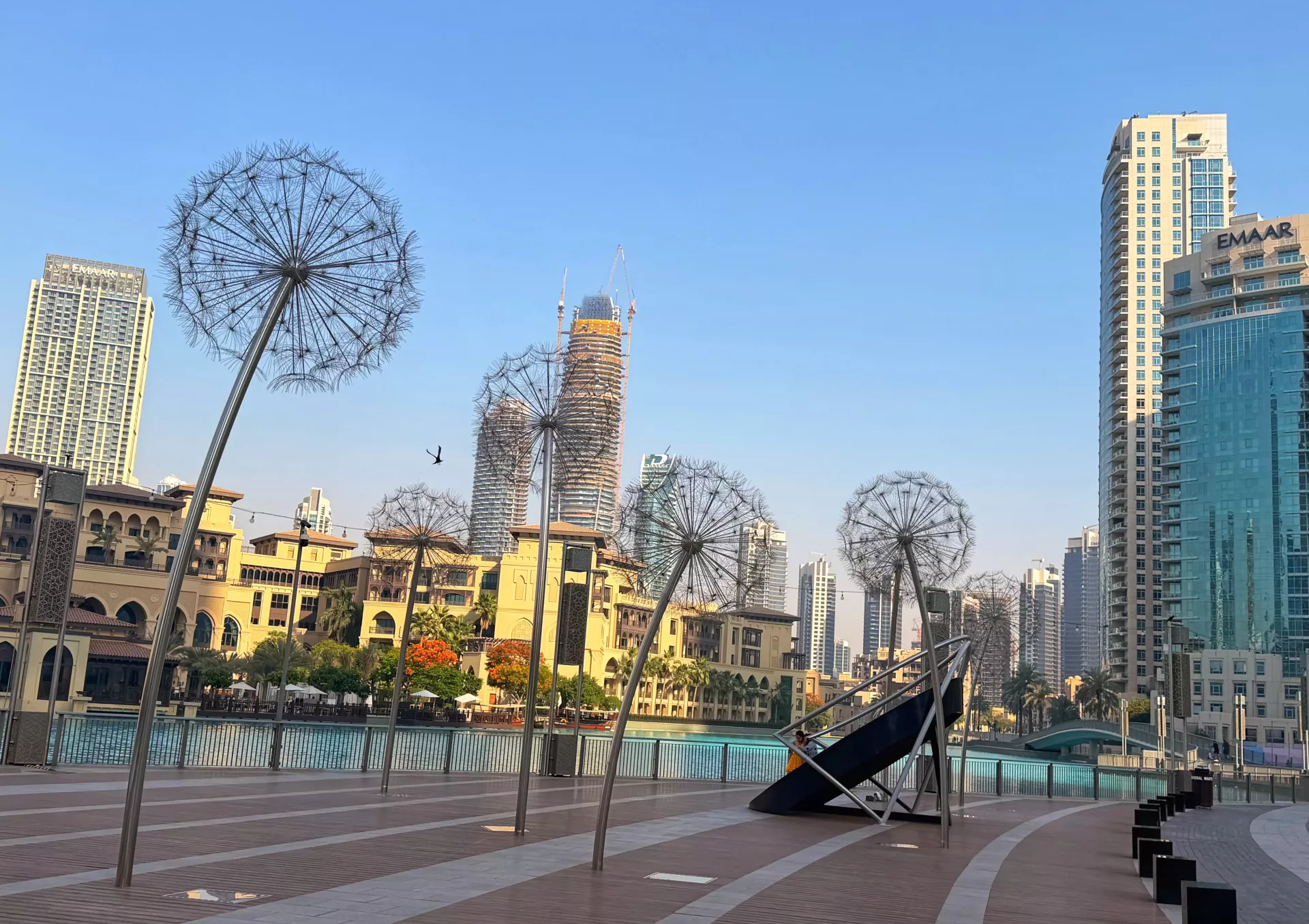Dandelion Light Sculpture - 14 świetlistych dmuchawców u stóp Burj Khalifa - Zdjęcie z galerii