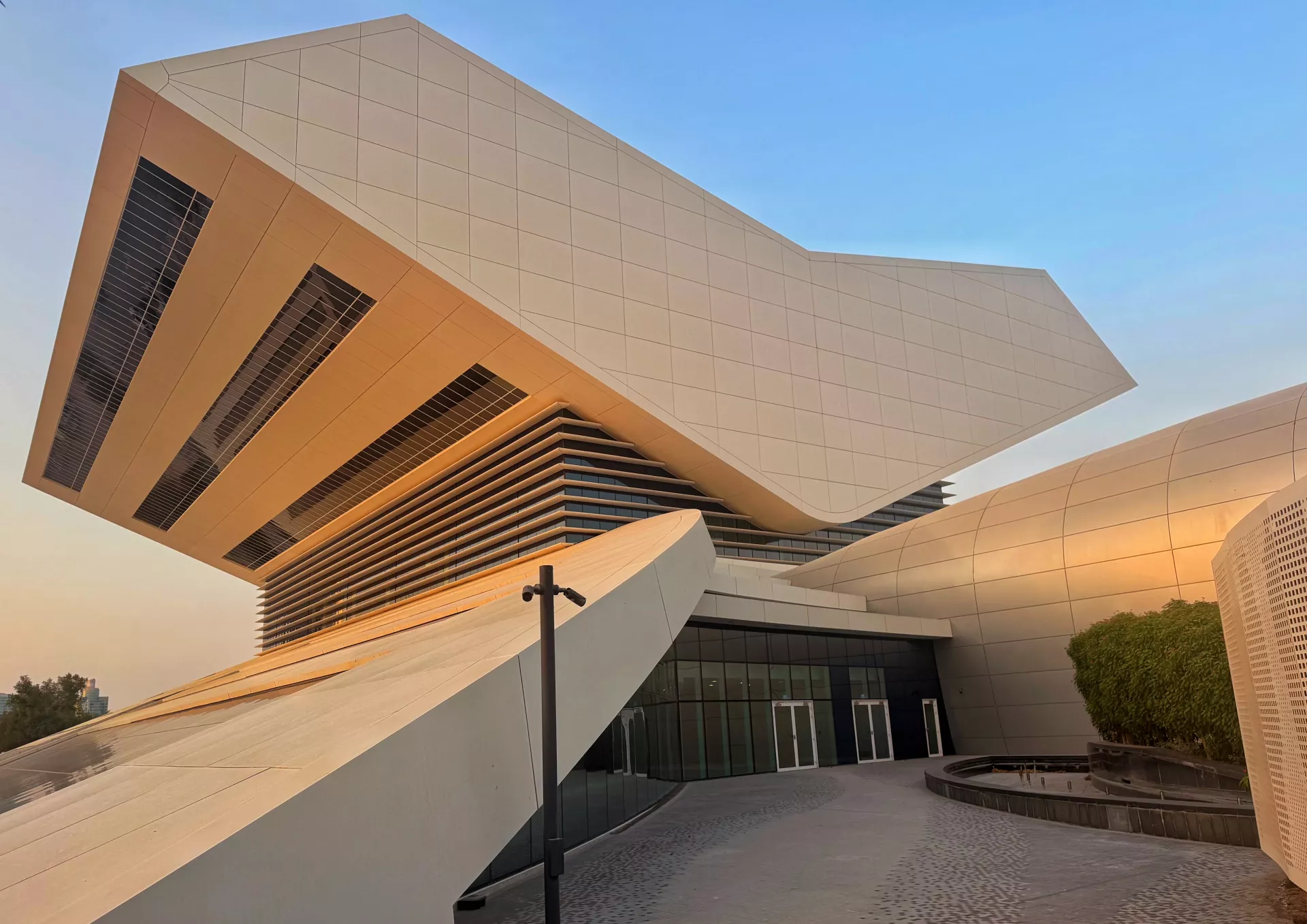 Mohammed bin Rashid Library - niezwykła biblioteka nad Dubai Creek. Kompletny przewodnik - Изображение галереи